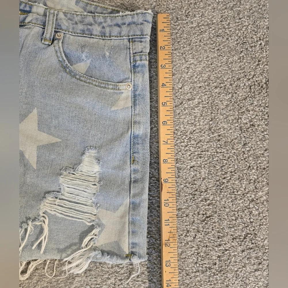 Blue Buttercup Star Print Distressed Light Denim Women's Size Large Shorts - Picture 7 of 8